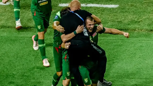 Persebaya Surabaya meluapkan kegembiraan dalam pertandingan melawan Bali United di Stadion Gelora Bung Tomo, Surabaya, Sabtu (23-8-2025). (Dok. @persebayaupdate)