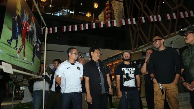 Anggota Exco PSSI, Arya Sinulingga (kanan), hadir dalam pembukaan pameran foto dan peluncuran buku