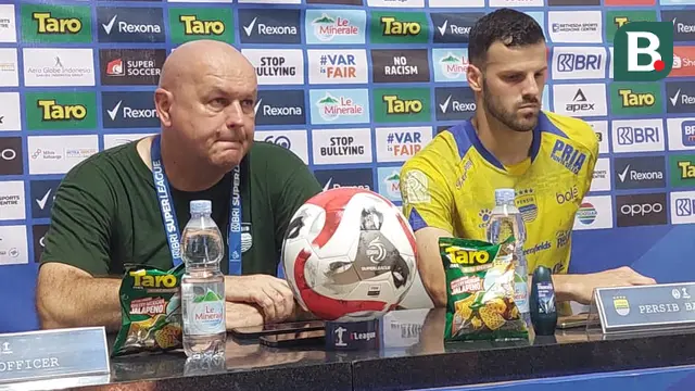 Pelatih Persib Bandung Bojan Hodak (kiri) usai pertandingan kontra PSIM di ajang BRI Super League 2025/2026. (Ana Dewi/Bola.com)
