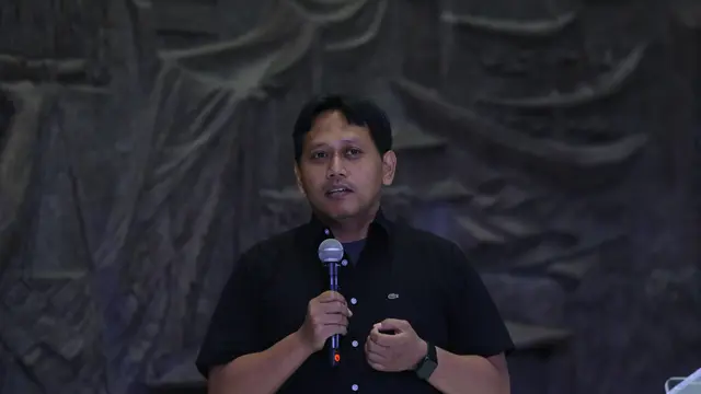 Anggota kurator hasil karya pameran foto dan peluncuran buku