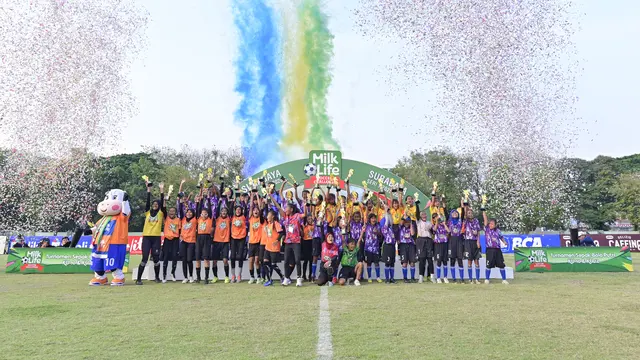 Para pemenang MilkLife Soccer Challenge Surabaya Seri 1 2025/2026 yang berlangsung di Stadion Brawijaya dan Stadion Bogowonto pada 19 - 24 Agustus 2025. (Bola.com/Bakti Olahraga Djarum Foundation)