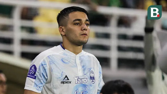 Ezequiel Vidal ketika PSIM Yogyakarta melawan Persebaya Surabaya pada BRI Super League 2025/2026 di Stadion Gelora Bung Tomo, Surabaya, Jumat (8/8/2025). (Bola.com/Abdul Aziz)