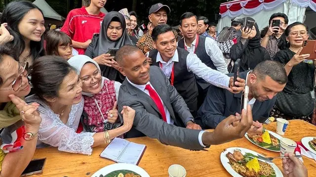 Pelatih Timnas Indonesia, Patrick Kluivert berfoto bersama dengan para peserta setelah mengikuti upacara pengibaran bendera merah putih dalam perayaan hari ulang tahun kemerdekaan Indonesia ke-80 di KBRI Den Haag, Belanda, Minggu (17/08/2025). (Source: Twitter)
