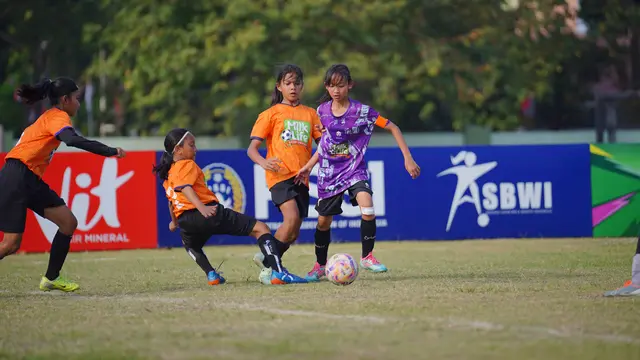 Aksi kapten tim KU 12 SDN Kalirungkut I/264, Bellamy Nabilla Ariellaputri, saat memimpin serangan ke jantung pertahanan SDN Manukan Kulon II/499 di partai final MilkLife Soccer Challenge (MLSC) Surabaya Seri 1 2025/2026 di Stadion Brawijaya Surabaya, Minggu (24/8/2025). (Bola.com/Bakti Olahraga Djarum Foundation)