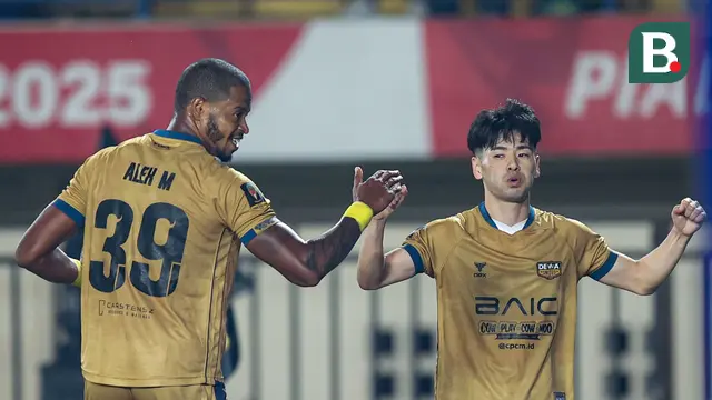 Pemain Dewa United, Taisei Marukawa dan Alex Martins, merayakan gol ke gawang Indonesia All-Star dalam perebutan tempat ketiga Piala Presiden 2025 di Stadion Si Jalak Harupat, Kabupaten Bandung, pada Sabtu (12/7/2025) malam WIB. (Bola.com/Bagas Lazuardi)