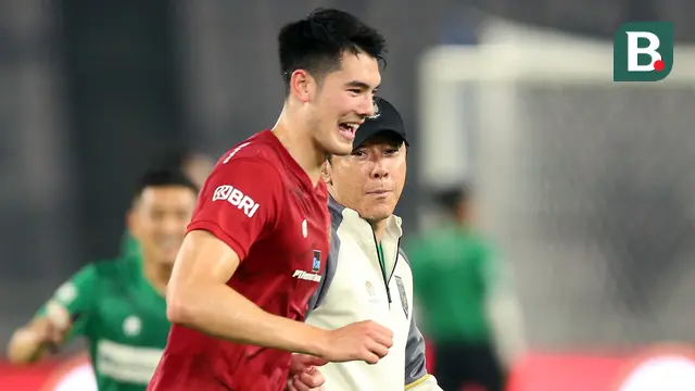 Pelatih Timnas Indonesia, Shin Tae-yong (kanan), saat bercengkerama dengan Elkan Baggot dalam sesi latihan menjelang laga FIFA Matchday melawan Timnas Argentina di Stadion Utama Gelora Bung Karno (SUGBK), Jakarta, Minggu (18/06/2023). (Bola.com/Bagaskara Lazuardi)