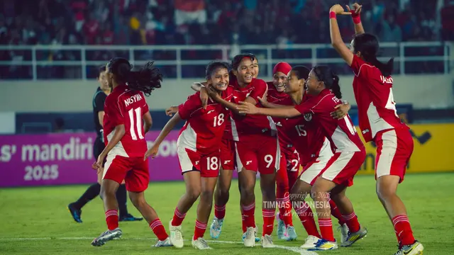 Pemain Timnas Putri Indonesia U-16 melakukan selebrasi seusai mencetak gol ke gawang Timnas Putri Malaysia U-16 pada pertandingan terakhir Grup A Piala AFF Putri U-16 2025 di Stadion Manahah, Solo, Minggu (24-8-2025). (Dok. PSSI)