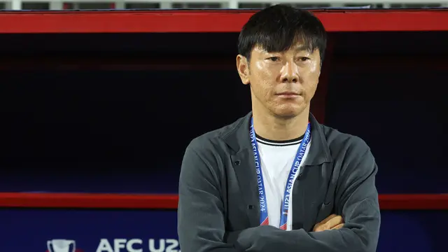 Pelatih Timnas Indonesia U-23, Shin Tae-yong saat menghadapi Irak U-23 pada laga perebutan tempat ketiga Piala Asia U-23 2024 di Abdullah bin Khalifa Stadium, Doha, Qatar, Kamis (2/5/2024). (AFP/Karim Jaafar)