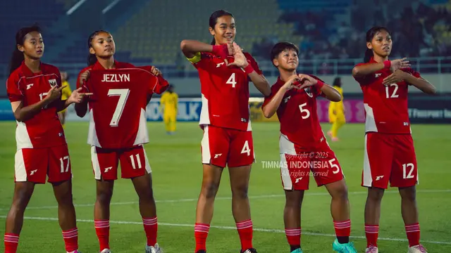 Pemain Timnas Putri Indonesia U-16 melakukan selebrasi seusai mencetak gol ke gawang Timnas Putri Malaysia U-16 pada pertandingan terakhir Grup A Piala AFF Putri U-16 2025 di Stadion Manahah, Solo, Minggu (24-8-2025). (Dok. PSSI)