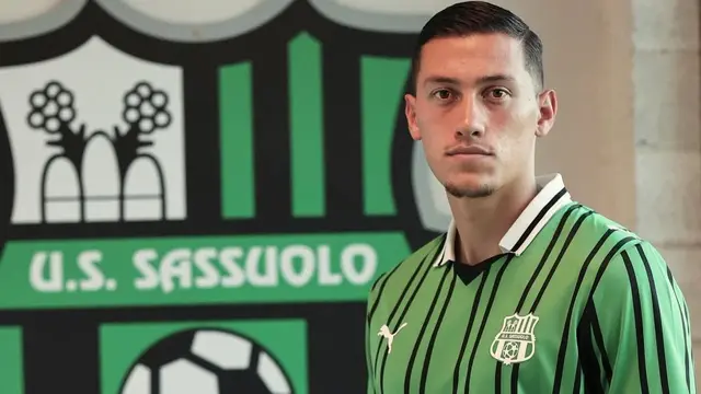 Sassuolo memperkenalkan Jay Idzes sebagai pemain baru mereka, Sabtu (9/8/2025). (Dok. Sassuolo)