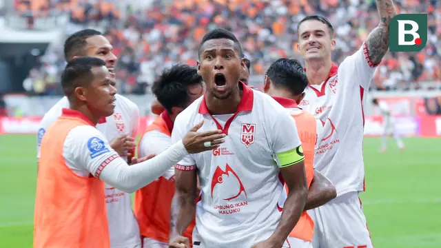 Pemain Malut United merayakan gol yang dicetak oleh Yance Sayuri ke gawang Persija Jakarta pada laga pekan ke-3 BRI Super League di Jakarta International Stadium, Sabtu (23/8/2025) sore WIB. (Bola.com/Abdul Aziz)