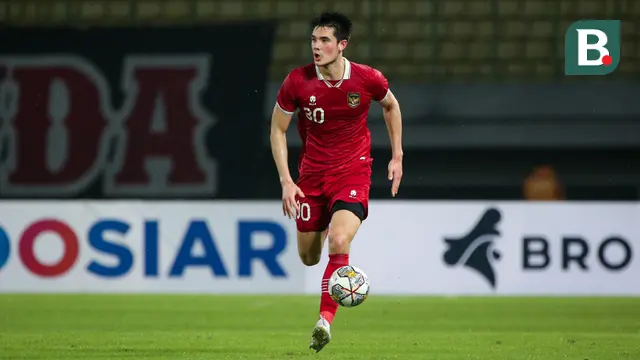 Pemain timnas Indonesia, Elkan Baggot, mengontrol bola dalam pertandingan uji coba FIFA Matchday melawan timnas Burundi yang berlangsung di stadion Patriot Candrabhaga, Bekasi, Sabtu (25/3/2023). (Bola.com/Bagaskara Lazuardi)