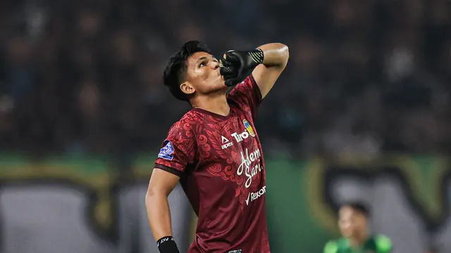 Selebrasi pemain PSIM Yogyakarta, Cahya Supriadi saat timnya berhasil mecetak gol ke gawang Persebaya Surabaya pada BRI Super League 2025/2026 di Stadion Gelora Bung Tomo, Surabaya, Jumat (8/8/2025). (Bola.com/Abdul Aziz)