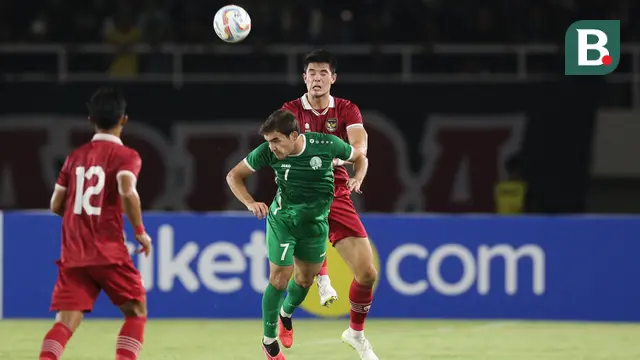 Pemain Timnas Indonesia U-23, Elkan Baggot (kanan), berhasil memenangkan duel udara dengan pemain Timnas Turkmenistan U-23, Rahman Myratberdiyev, dalam pertandingan grup K Kualifikasi Piala Asia U-23 2024 yang berlangsung di Stadion Manahan, Solo, Selasa (12/9/2023). (Bola.com/Arief Bagus)