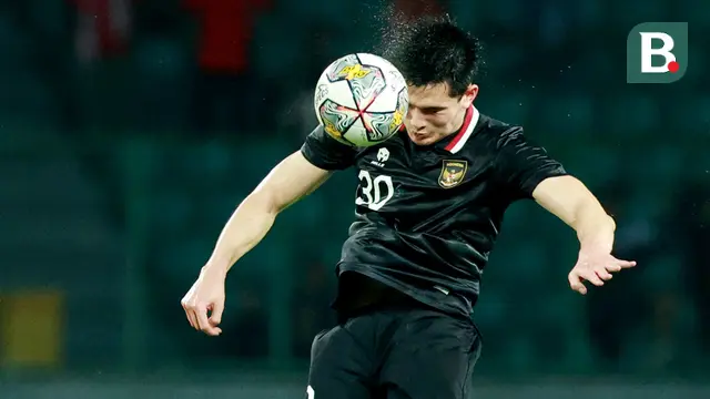 Pemain Timnas Indonesia, Elkan Baggot, menyundul bola saat melawan Burundi pada pertandingan kedua FIFA Matchday di Stadion Patriot Candrabhaga, Bekasi, Selasa (28/3/2023). Kedua tim bermain imbang 2-2. (Bola.com/M Iqbal Ichsan)