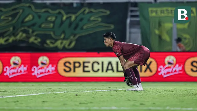 Pemain PSIM Yogyakarta, Cahya Supriadi saat timnya melawan Persebaya Surabaya pada BRI Super League 2025/2026 di Stadion Gelora Bung Tomo, Surabaya, Jumat (8/8/2025). (Bola.com/Abdul Aziz)