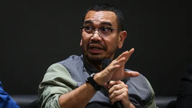 Anggota Exco PSSI, Arya Sinulingga, memberikan keterangan saat acara Refleksi 93 Tahun PSSI di GBK Arena, Senayan, Jakarta, Senin (17/04/2023). (Bola.com/Bagaskara Lazuardi)