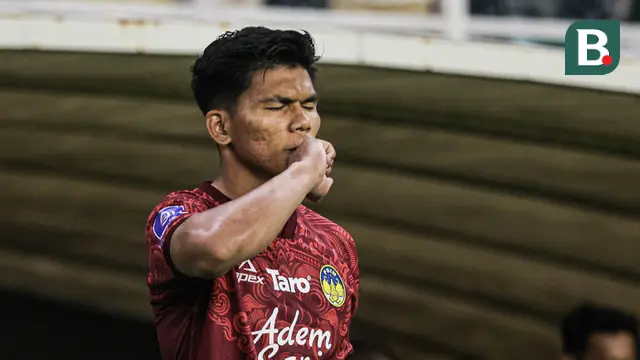 Cahya Supriadi ketika PSIM Yogyakarta bertanding melawan Persebaya Surabaya pada BRI Super League 2025/2026 di Stadion Gelora Bung Tomo, Surabaya, Jumat (8/8/2025). (Bola.com/Abdul Aziz)