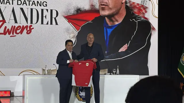 Ketua Umum PSSI, Erick Thohir (kiri), bersama Direktur Teknik, Alexander Zwiers, saat diperkenalkan kepada awal media di kawasan Senayan, Jakarta Pusat, Senin (25/8/2025). (Liputan6.com/Melinda Indrasari)