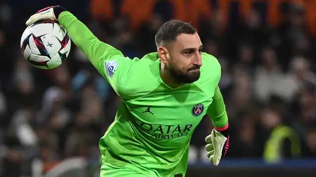 Kiper Timnas Italia berusia 25 tahun yang kini tengah menjalani musim ke-3 bersama PSG, Gianluigi Donnarumma saat ini mendapatkan gaji sebesar 214,3 ribu pounds atau setara Rp4,1 miliar per pekan. Eks AC Milan tersebut masih terikat kontrak bersama PSG hingga akhir musim 2025/2026. (AFP/Sylvain Thomas)