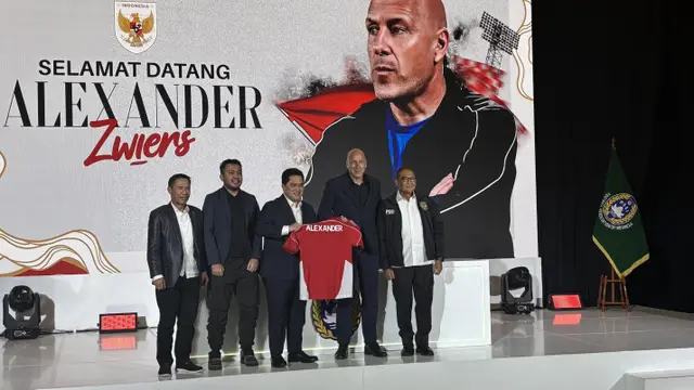 Direktur Teknik PSSI Alexander Zwiers (kedua kanan) saat diperkenalkan oleh stakeholder PSSI kepada awak media di kawasan Senayan, Jakarta Pusat, pada Senin (25/8/2025) malam WIB. (Liputan6.com/Melinda Indrasari)