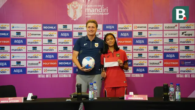 Pelatih Timnas Putri Indonesia U-16, Timo Scheunemann (kiri) bersama Jazlyn Kayla Firyal. (Radifa Arsa/Bola.com)