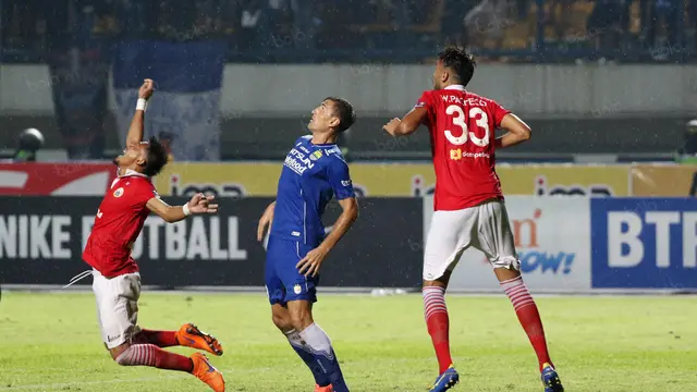 Ekspresi Maman Abdurahman (kiri) saat berebut bola dengan Pemain Persib, Juan Belencoso (tengah) pada laga Torabika SC 2016 antara Persib Bandung melawan Persija Jakarta di GBLA, Bandung, Sabtu (16/7/2016). (Bola.com/Nicklas Hanoatubun)
