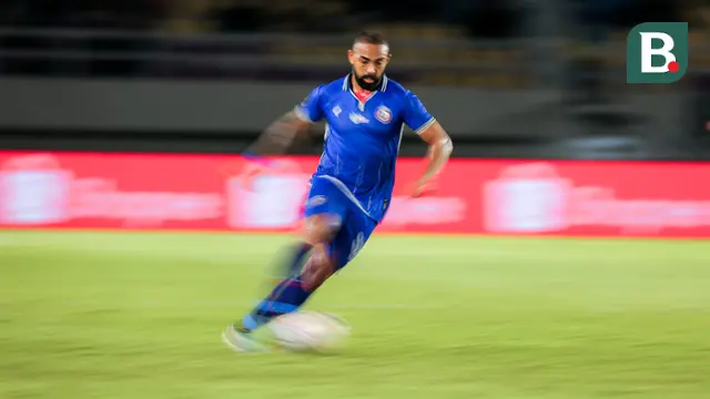 Pemain Arema FC, Dalberto menguasai bola saat menghadapi Borneo FC pada laga final Piala Presiden 2024 di Stadion Manahan, Solo, Minggu (4/8/2024). (Bola.com/Bagaskara Lazuardi)