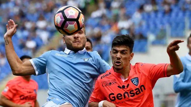 Pemain SS Lazio, Ciro Immobile (kiri) berusaha merebut bola dari kejaran pemain Empoli, Federico Barba pada lanjutan Serie A Italia di Stadion Olimpico, Roma, Italia, (25/9/2016). (AFP/Vincenzo Pinto)