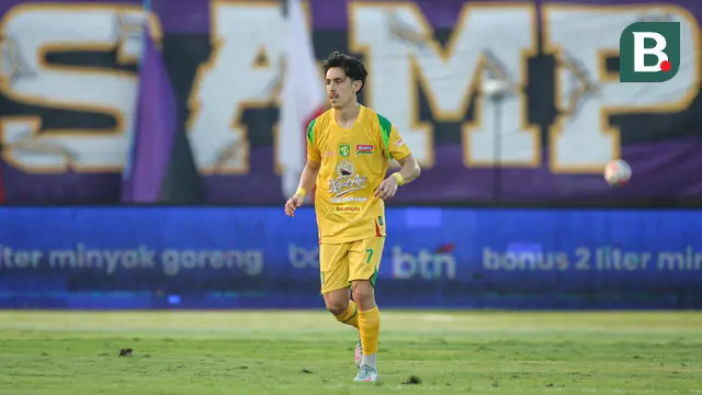 Pemain Persebaya Surabaya,Francisco Rivera pada pekan kedua BRI Super League 2025/2026 di Indomilk Arena, Sabtu (16/8/2025). (Bola.com/ Abdul Aziz)
