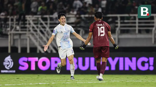 Pemain PSIM Yogyakarta, Yusaku Yamadera (kiri) menghapiri rekan satu timnya, Cahya Supriadi usai menang melawan Persebaya Surabaya pada BRI Super League 2025/2026 di Stadion Gelora Bung Tomo, Surabaya, Jumat (8/8/2025). (Bola.com/Abdul Aziz)