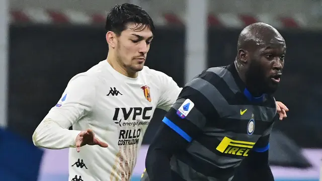 Federico Barba menuju Persib Bandung. (Bola.com/Dok.MIGUEL MEDINA/AFP)