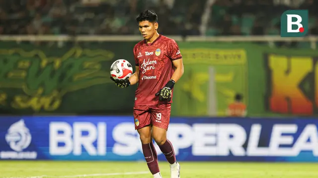 Aksi pemain PSIM Yogyakarta, Cahya Supriadi saat bertanding melawan Persebaya Surabaya pada BRI Super League 2025/2026 di Stadion Gelora Bung Tomo, Surabaya, Jumat (8/8/2025). (Bola.com/Abdul Aziz)