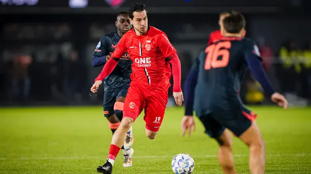 Thom Haye bermain untuk Almere City di Eredivisie 2024/2025. (Bola.com/almerecity.nl)