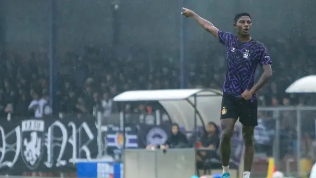 Ratusan Persikmania memberi motivasi dengan menghadiri latihan Hugo Samir dkk. di Stadion Brawijaya. (Bola.com/Gatot Sumitro)