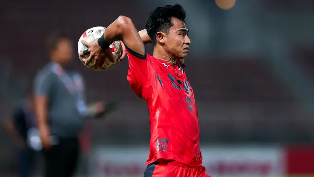 Lemparan ke dalam Pratama Arhan. (Bola.com/Dok.True Bangkok United)