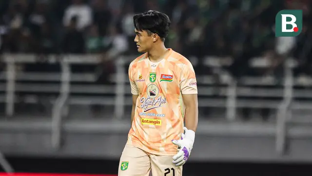 Ernando Ari ketika Persebaya Surabaya bertanding melawan PSIM Yogyakarta pada BRI Super League 2025/2026 di Stadion Gelora Bung Tomo, Surabaya, Jumat (8/8/2025). (Bola.com/Abdul Aziz)