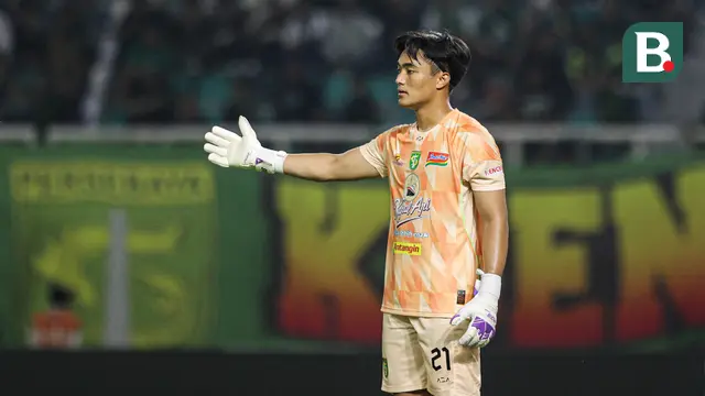 Pemain Persebaya Surabaya, Ernando Ari saat timnya bertanding melawan PSIM Yogyakarta pada BRI Super League 2025/2026 di Stadion Gelora Bung Tomo, Surabaya, Jumat (8/8/2025). (Bola.com/Abdul Aziz) 