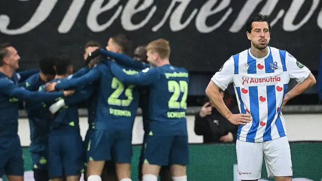 Ekspresi kecewa pemain SC Heerenveen berkebangsaan Indonesia, Thom Haye setelah timnya kebobolan dari PSV pada laga lanjutan Liga Belanda di Abe Lenstra Stadium, Heerenveen, Belanda, Kamis (26/04/2024). (Dok. SC Heerenveen)