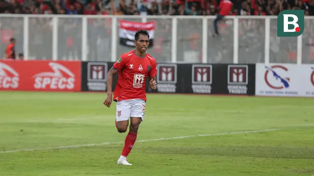 Selebrasi pemain Malut United, Frets Butuan setelah mencetak gol penyeimbang 1-1 ke gawang Persiraja Banda Aceh lewat eksekusi penalti pada laga leg kedua perebutan tempat ketiga Pegadaian Liga 2 2023/2024 atau playoff promosi Liga 1 2024/2025 di Stadion Madya, Senayan, Jakarta, Sabtu (9/3/2024). (Bola.com/Abdul Aziz)
