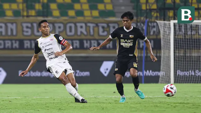 Kapten Persija Jakarta, Rizky Ridho (kiri), berupaya lepas dari penjagaan pemain Dewa United, Kafiatur Rizky, pada pekan 4 BRI Super League 2025/2026 di Banten International Stadium, Serang, Sabtu (29/8/2025) malam WIB. (Bola.com/Abdul Azis)