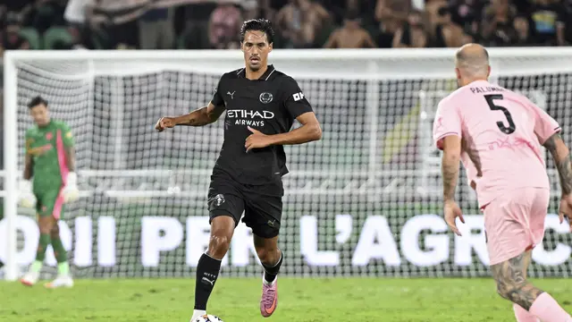 Aksi Tijjani Reijnders dalam laga pramusim Palermo vs Manchester City, Minggu (10/8/2025). (La Presse via AP Photo/Giovanni Isolino)