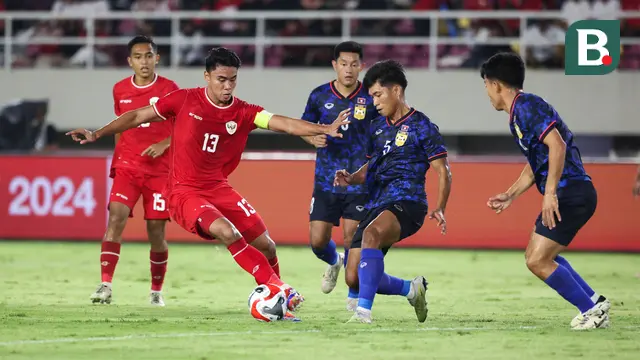 Pemain Timnas Indonesia, Muhammad Ferarri (kiri) berebut bola dengan pemian Laos, Phetdavanh Somsanid pada laga lanjutan Grup B Piala AFF 2024 di Stadion Manahan, Solo, Jawa Tengah, Kamis (12/12/2024). (Bola.com/Abdul Aziz)