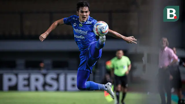 Pemain Persib Bandung, Zalnando berusaha mengontrol bola saat menghadapi Dewa United pada laga pekan ke-3 BRI Liga 1 2023/2024 di Stadion Gelora Bandung Lautan Api (GBLA), Bandung, Jumat (14/07/2023). (Bola.com/Bagaskara Lazuardi)