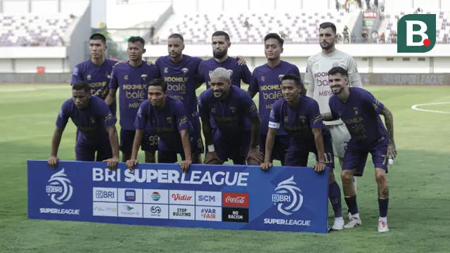 Foto tim Persita Tangerang sebelum laga melawan Persebaya Surabaya pada pekan kedua BRI Super League 2025/2026 di Indomilk Arena, Sabtu (16/8/2025). (Bola.com/ Abdul Aziz)