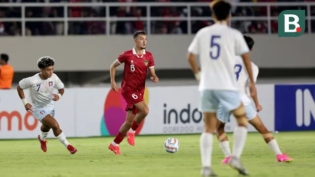Pemain Timnas Indonesia U-23, Ivar Jenner (tengah), mengontrol bola dibayangi pemain Chinese Taipei U-23 dalam pertandingan Grup K Kualifikasi Piala Asia U-23 2024 di Stadion Manahan, Solo, Sabtu (9/9/2023). (Bola.com/Arief Bagus Prasetiyo)