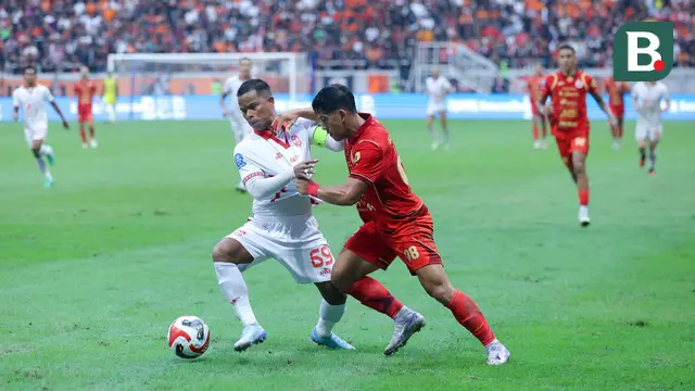 Pemain Malut United, Manahati Lestusen, berebut bola dengan pemain Persija Jakarta, Eksel Runtukahu, pada laga pekan ke-3 BRI Super League di Jakarta International Stadium, Sabtu (23/8/2025) sore WIB. (Bola.com/M. Iqbal Ichsan)