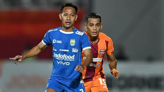 Winger Persib Bandung, Beckham Putra dikawal secara ketat oleh bek kiri Borneo FC Samarinda, Leo Guntara dalam laga pekan ke-28 BRI Liga 1 2024/2025 di Stadion Segiri, Samarinda, Jumat (11/4/2025) malam WIB. (Dok. Borneo FC Samarinda).