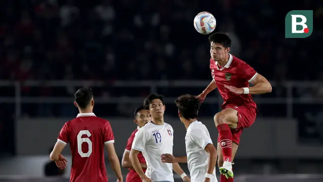 Pemain Timnas Indonesia U-23, Elkan Baggott (kanan), menghalau bola di udara dari tendangan pemain Chinese Taipei U-23 dalam pertandingan Grup K Kualifikasi Piala Asia U-23 2024 di Stadion Manahan, Solo, Sabtu (9/9/2023). (Bola.com/Arief Bagus Prasetiyo)
