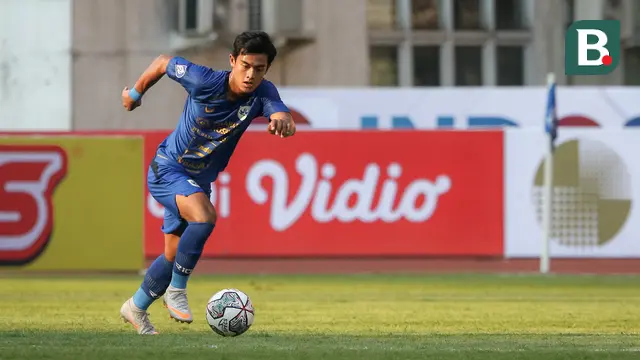 Pemain PSIS, Pratama Arhan Alif Rifai menggiring bola dalam laga pekan pertama BRI Liga 1 2021/2022 antara PSIS Semarang melawan Persela Lamongan di Stadion Wibawa Mukti, Cikarang, Sabtu (04/09/2021) WIB. (Bola.com/Bagaskara Lazuardi)